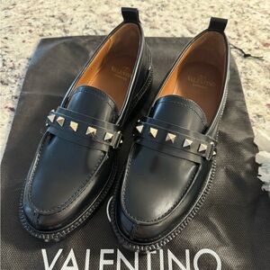 Valentino loafers size 35. Brand new, open box never been used.